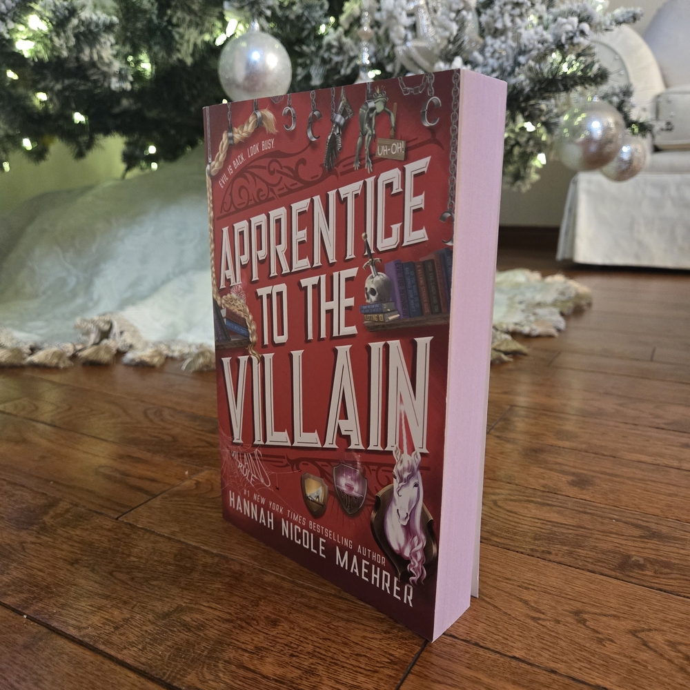 Apprentice to the Villain by Hannah Nicole Maehrer - Sprayed Edge, Paperback